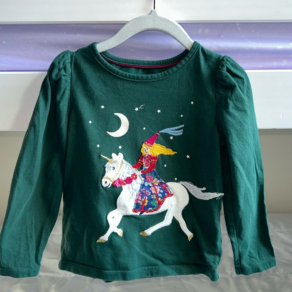 Long sleeve green t-shirt w princess and unicorn
